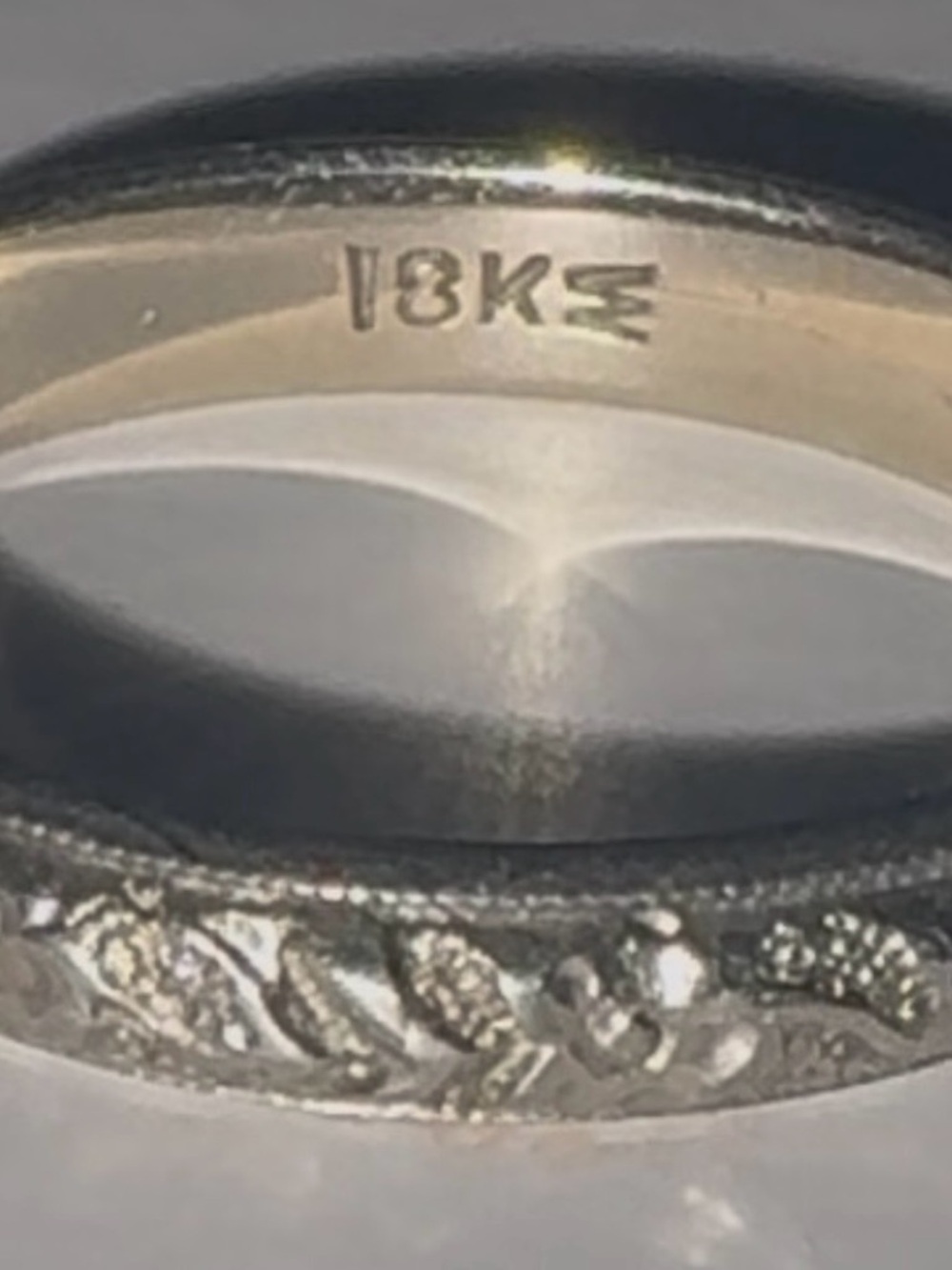 Authentic antique 18K white gold wedding band- circa 1920s–1930s. Size 5